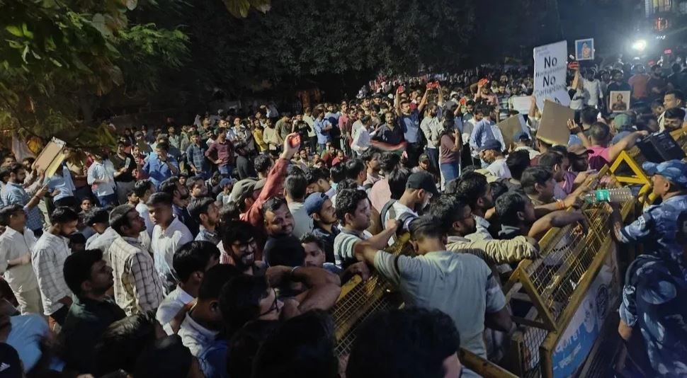 यूपी लोक सेवा आयोग ने मानी मांग, फिर आंदोलन खत्म करने को क्यों नहीं तैयार छात्र?