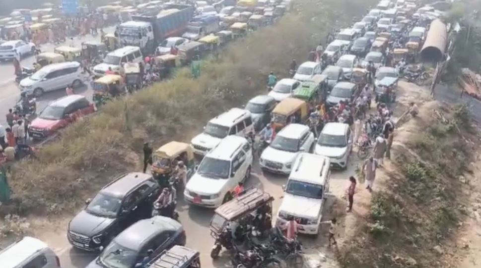 कार्तिक पूर्णिमा पर जाम हो गया पटना, सड़क पर रेंगते दिखे वाहन