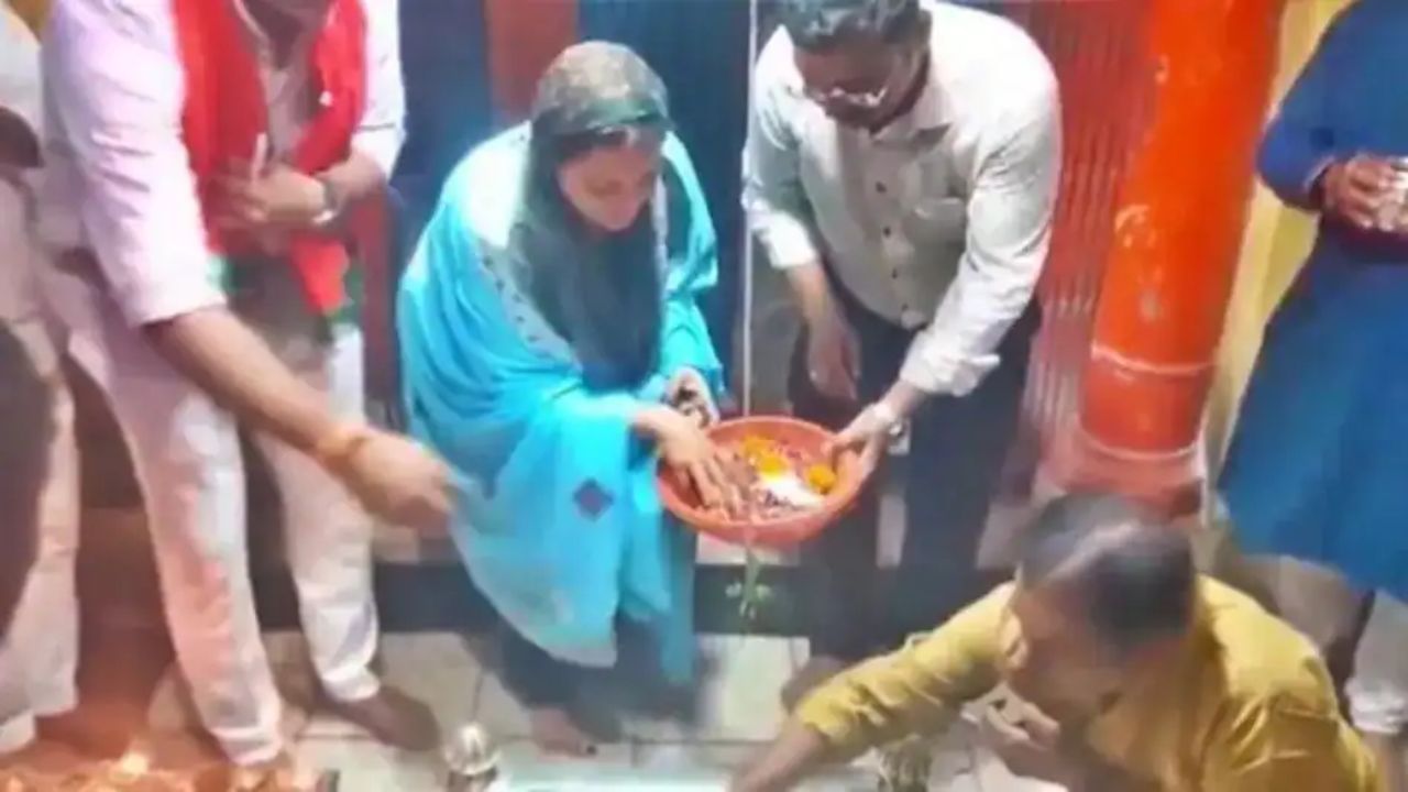 सपा नेता नसीम सोलंकी ने शिवलिंग पर चढ़ाया जल, फतवा जारी