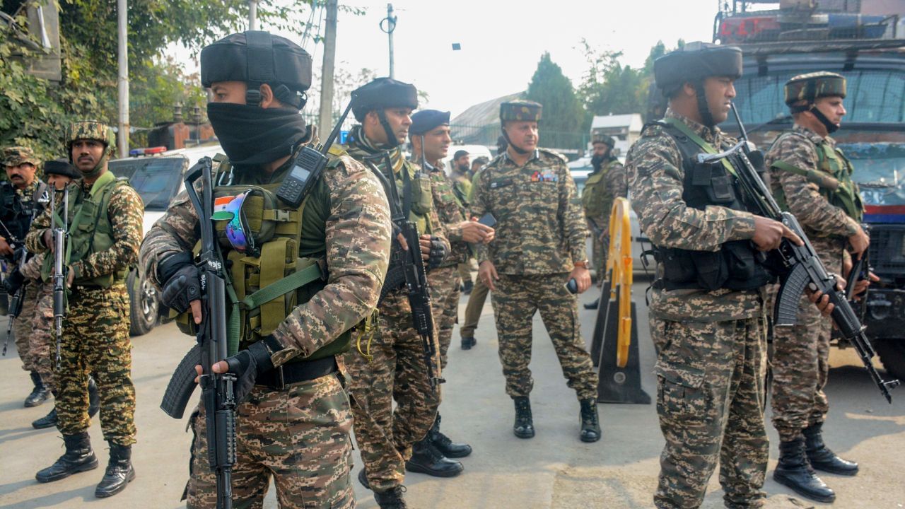 जम्मू-कश्मीर: दो मुठभेड़ में 3 आतंकी ढेर, 4 जवान भी घायल