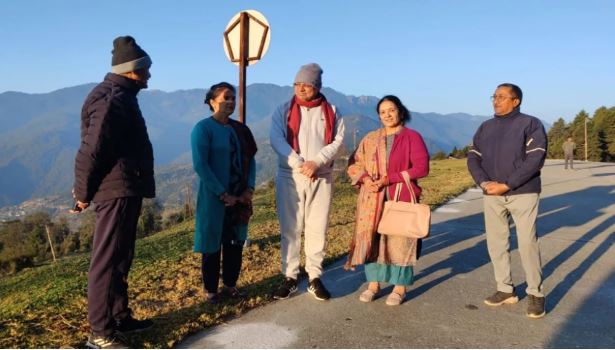 पहाड़ों पर सुबह की सैर के लिए निकले मुख्‍यमंत्री धामी, लोगों से की बात