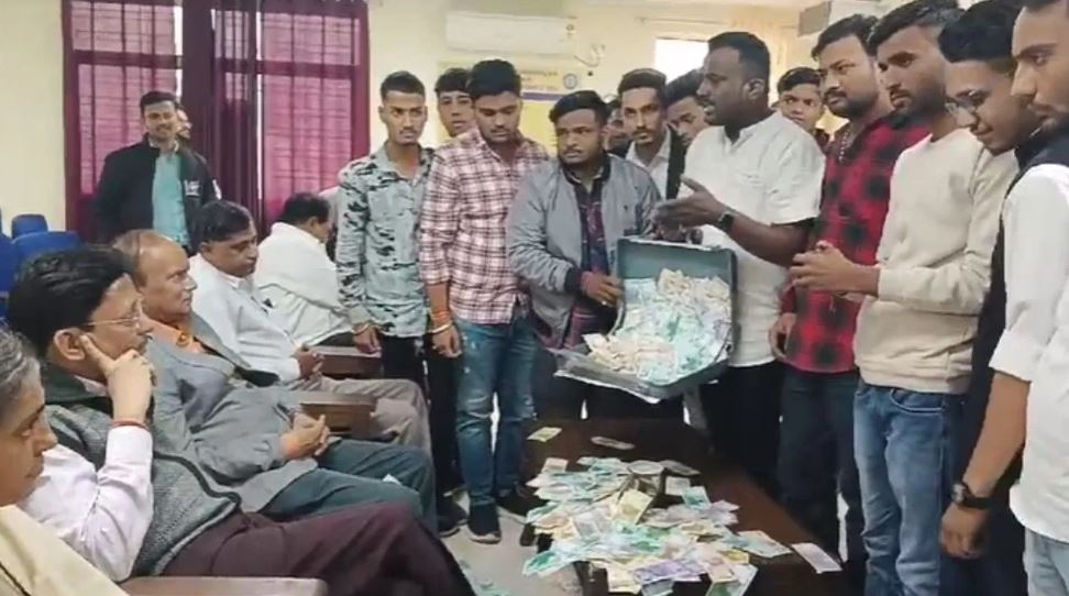 एनएसयूआई: छात्रों ने कुलपति राजेश वर्मा के टेबल पर लगाया नकली नोटों का ढेर