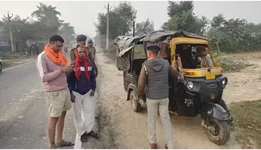 बिहार: तेज रफ्तार ऑटो पलटने से एक शख्स की मौत, 10 अन्य घायल