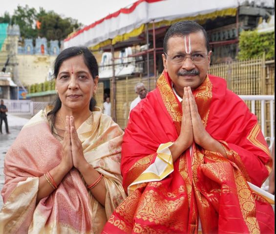 अरविंद केजरीवाल ने तिरुपति बालाजी के किए दर्शन, साथ नजर आईं पत्नी सुनीता
