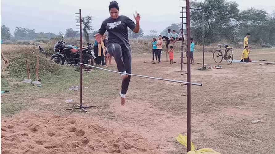 सीएम साहब... बेटियां कैसे बनेंगी अफसर: छत्तीसगढ़ के इस गांव में नहीं खेल का मैदान