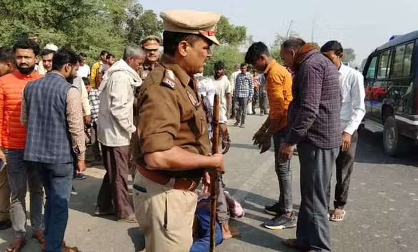 यूपी में भीषण हादसा : कार ने टेंपो में मारी टक्कर, पांच की मौत