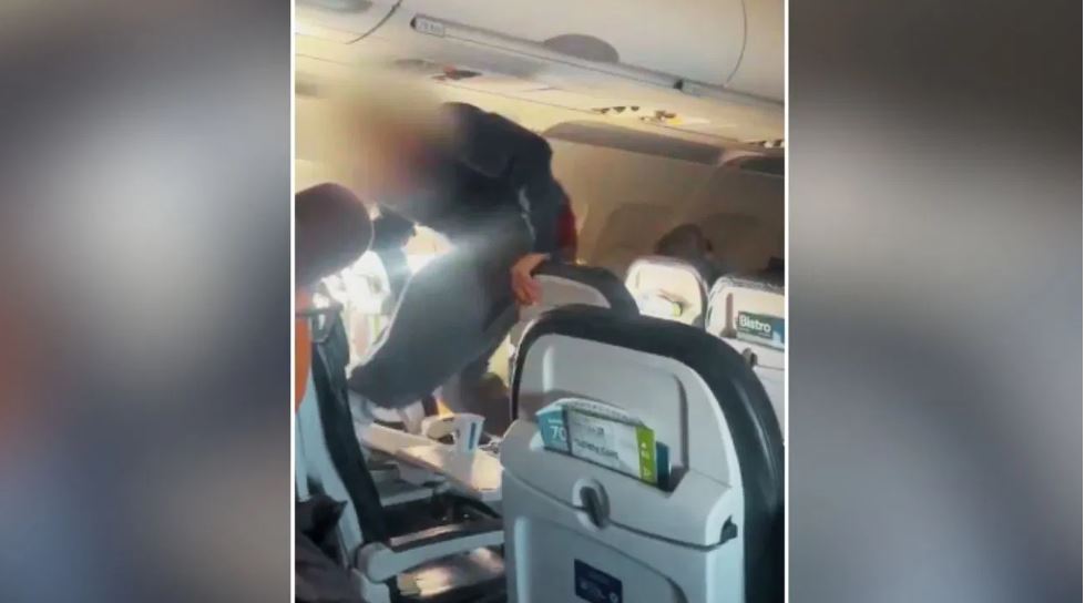 उड़ते प्लेन में पैसेंजर ने कर दी ऐसी हरकत, हमेशा के लिए हो गया बैन