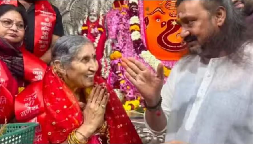 इंदौर आई प्रधानमंत्री नरेंद्र मोदी की पत्नी जसोदा बेन, खजराना मंदिर में किए दर्शन