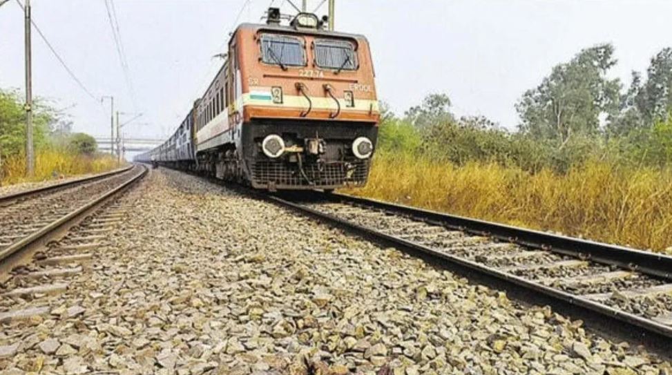 ट्रेन डिरेल की एक और साजिश! बिहार-यूपी बॉर्डर पर काटा ट्रैक, ऐसे टला हादसा