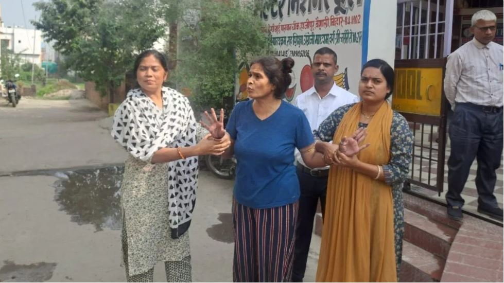 10 हजार रुपए रिश्वत लेते पकड़ी गई महिला दरोगा तो गिड़गिड़ाने लगी