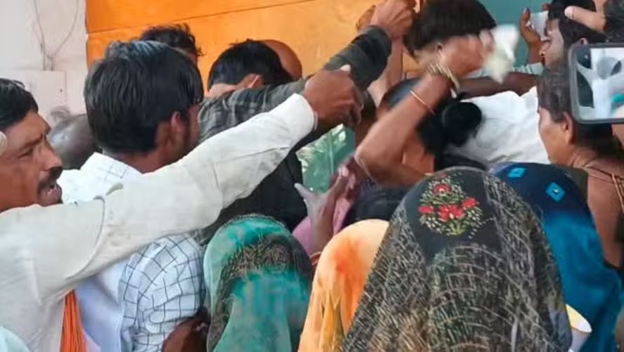छतरपुर: खाद के लिए लाइन में लगी महिला ने युवक को पीटा