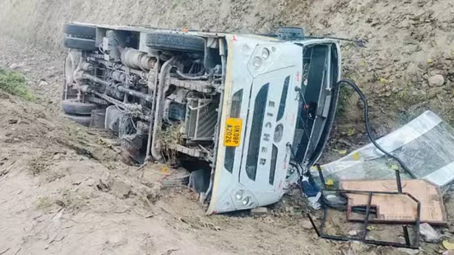 मेरठ: बरातियों से भरी बस रजबहे में पलटी, कई घायल