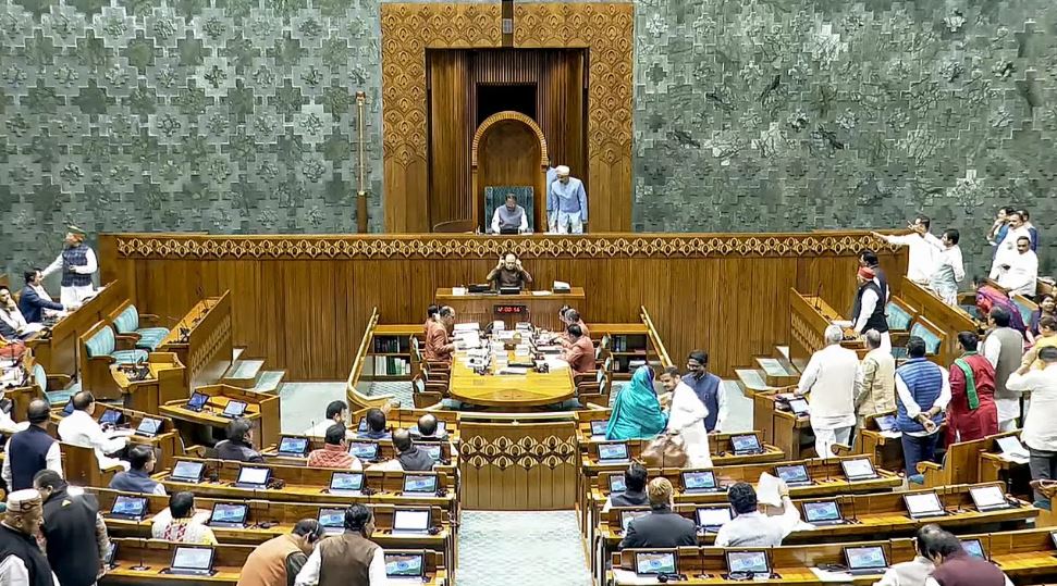 वक्फ बिल पर बनी जेपीसी का समय बढ़ा, विपक्ष का लोकसभा में जमकर हंगामा