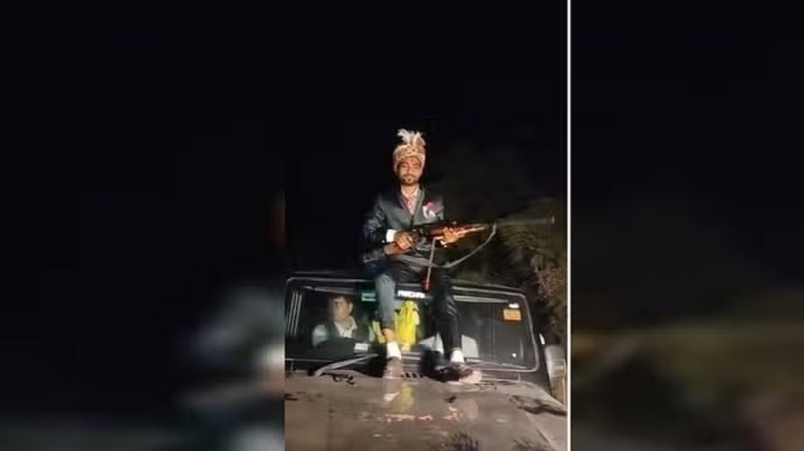 भरतपुर: थार गाड़ी की छत पर दूल्हे ने की फायरिंग, पुलिस ने शुरू की जांच