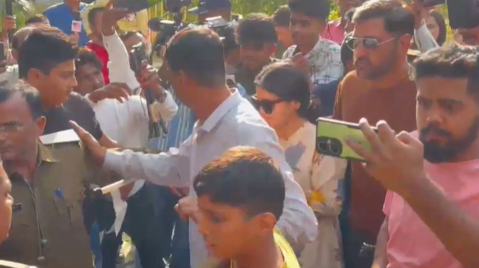 रांची में धोनी ने पत्नी साक्षी संग डाला वोट, देखते ही फैंस की भीड़ ने घेर लिया