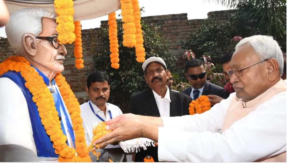 रोहतास पहुंचे नीतीश कुमार, पुण्यतिथि पर समाजसेवी रामायण राय को दी श्रद्धांजलि