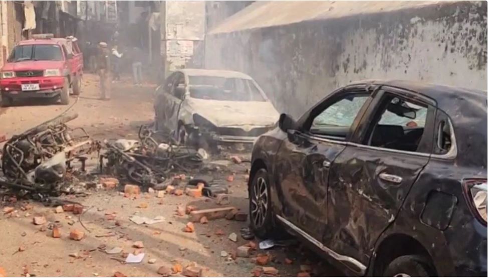 संभल: मस्जिद के सर्वे को लेकर 1 घंटे तक तांडव… फूंक दीं 7 गाड़ियां