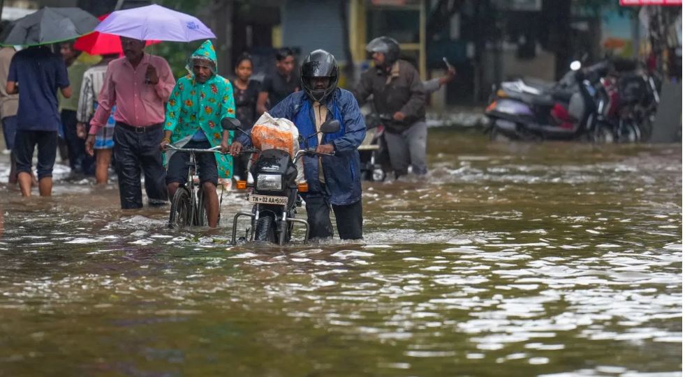 चक्रवात 'फेंगल' ने तमिलनाडु में दी दस्तक, चेन्नई एयरपोर्ट सुबह तक बंद