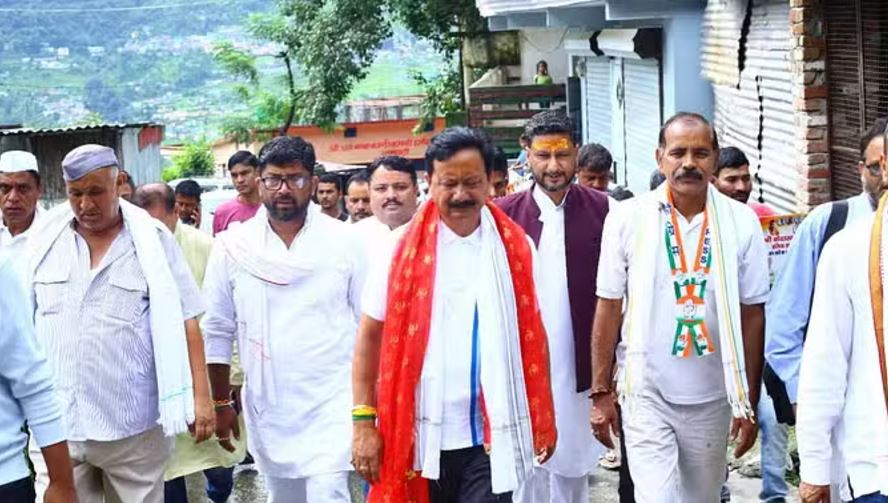 उपचुनाव: अलग-अलग गुटों में बंटी कांग्रेस ने प्रचार में एकजुटता से किए वार