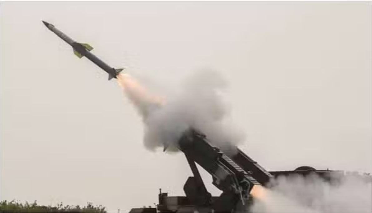 यमन के हूती विद्रोहियों ने अमेरिकी युद्धपोतों पर ड्रोन-मिसाइलों से किया हमला