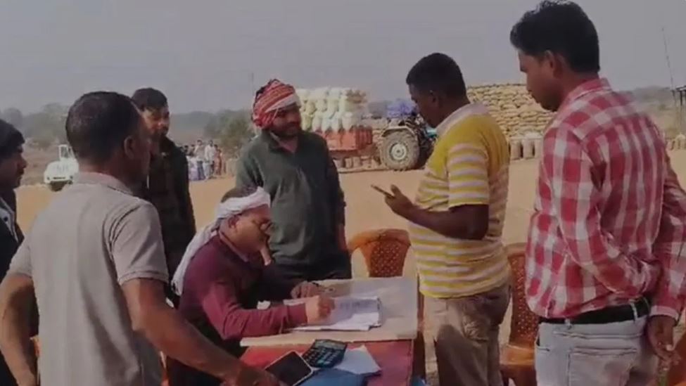 डीएम-एसडीएम ने बनाया किसान वाला भेष, सिर पर बांधा गमछा और पहुंच गए धान खरीद सेंटर