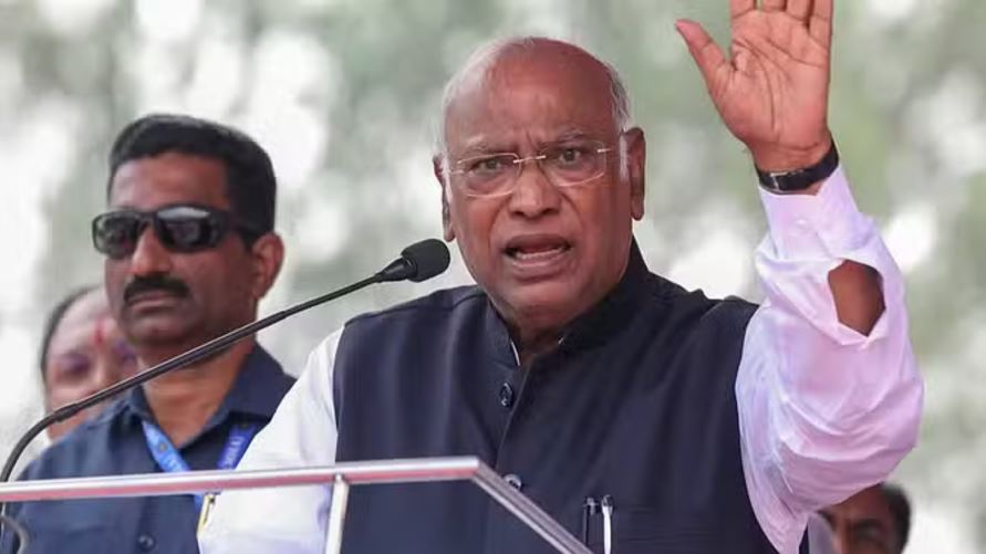 खरगे का दावा- एयरपोर्ट के आरक्षित लाउंज में जाने नहीं दिया गया