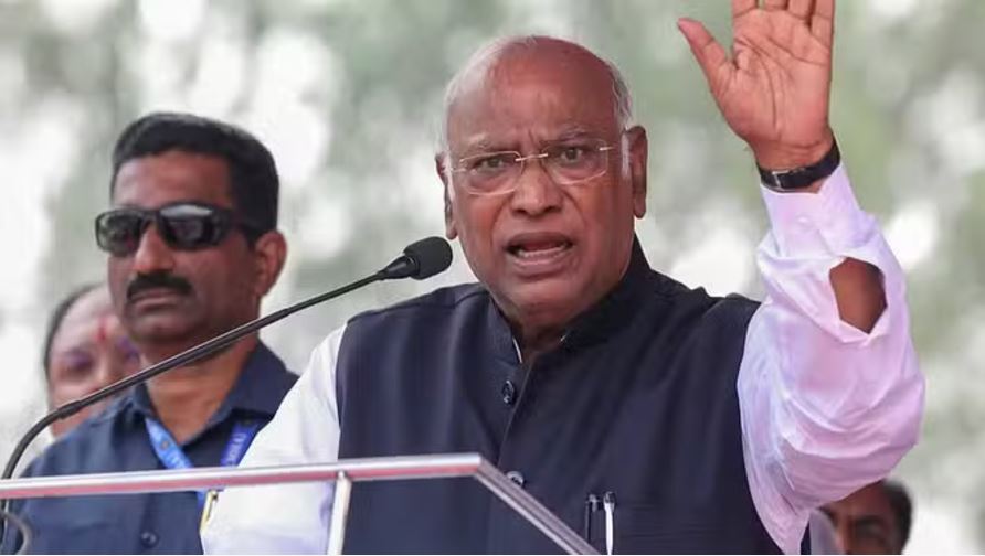 'न मणिपुर एक है, न सेफ है', खरगे हिंसा को लेकर केंद्र पर भड़के