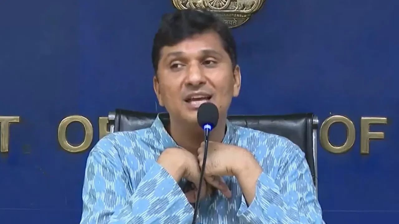 चुनाव में याद आई है… बीजेपी नेताओं के झुग्गियों में प्रवास पर आप ने उठाए सवाल