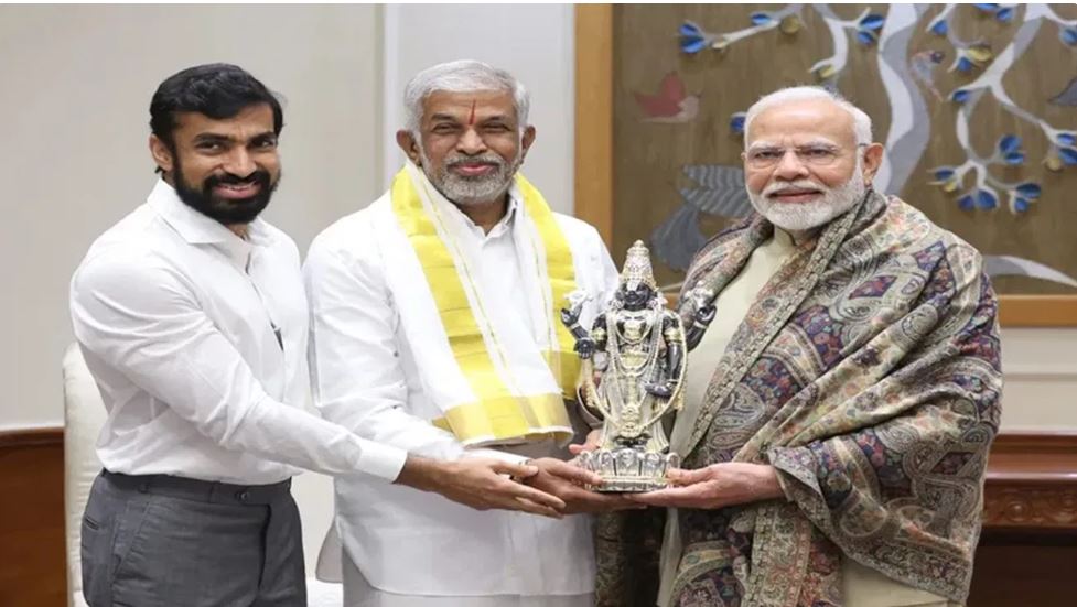माई होम ग्रुप के चेयरमैन और बेटे ने की पीएम मोदी से मुलाकात