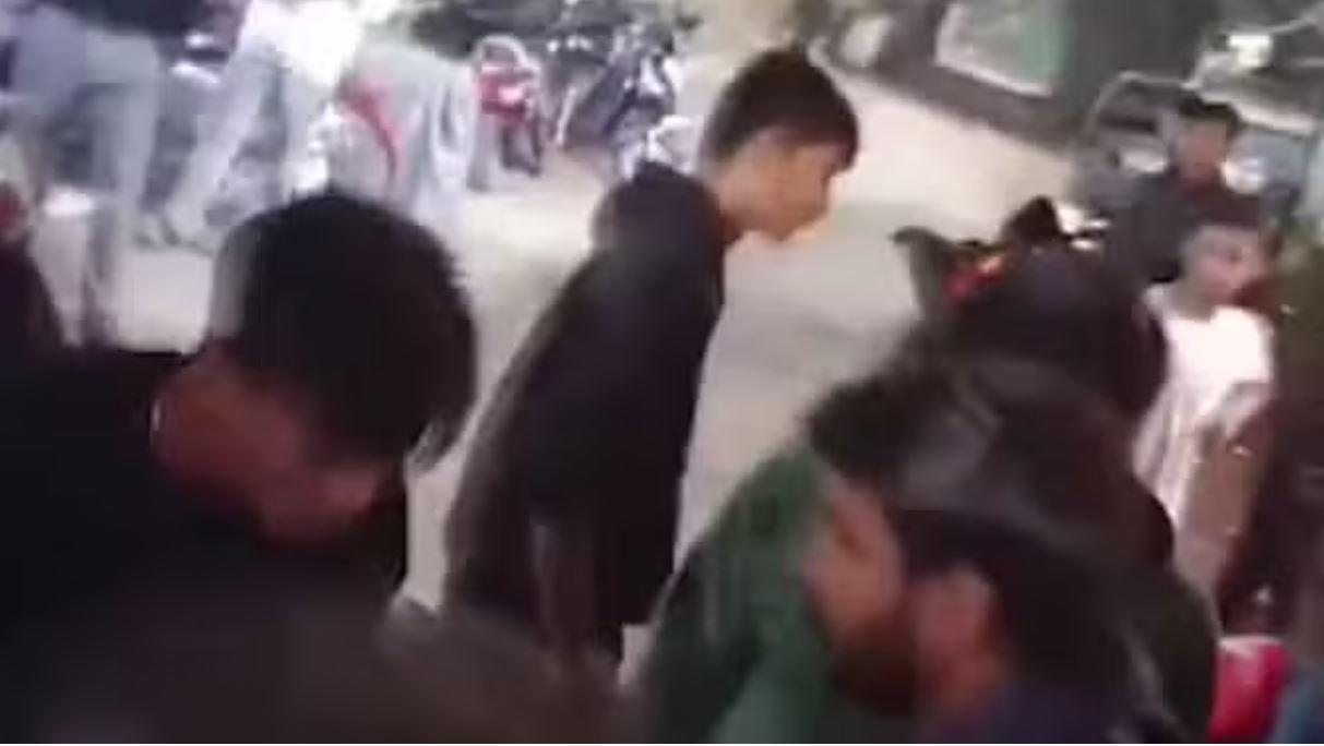 इंदौर में अश्लील इशारे करने वाले युवकों को युवतियों ने चप्पलों से पीटा