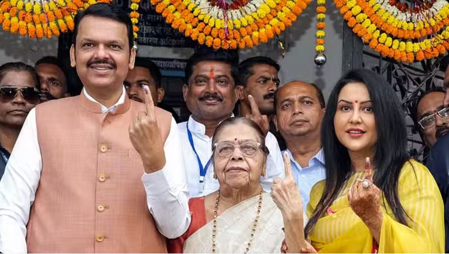 'देवेंद्र पीएम मोदी का चहेता, सभी चाहते हैं वो सीएम बने', नतीजों के बाद बोलीं मां सरिता फडणवीस