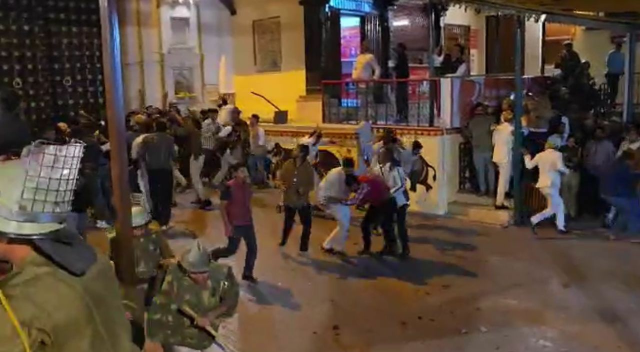 उदयपुर: राजघरानों का झगड़ा, सिटी पैलेस से नए 'महाराणा' पर फेंका पत्थर