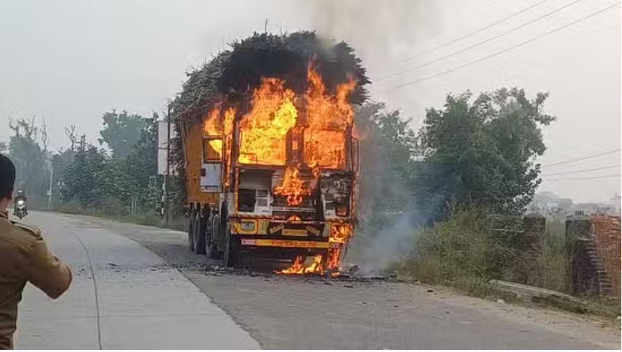 हरिद्वार: हाईवे पर गन्ने से लदे ट्रक में लगी अचानक भीषण आग