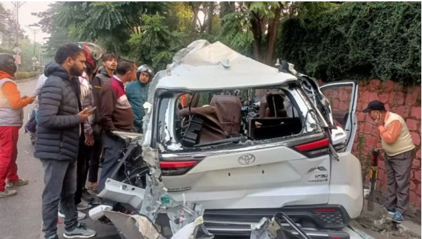 देहरादून: सनरूफ से बाहर निकले हुए थे सिर, पलक झपकते ही धड़ से हो गए अलग!