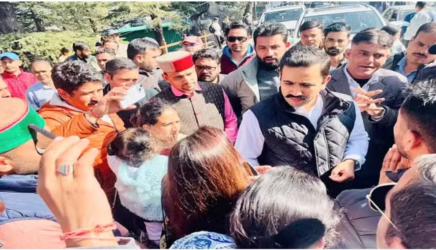 शिमला: आंदोलनरत वोकेशनल शिक्षकों से मिले मंत्री विक्रमादित्य