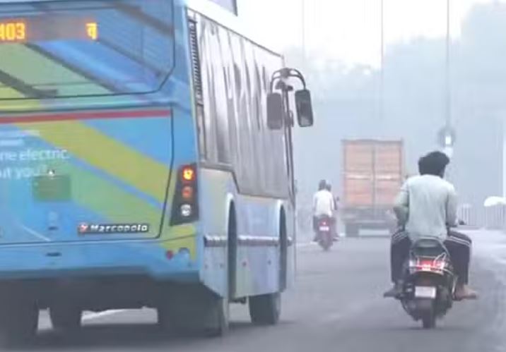 स्मॉग से दिल्ली का बुरा हाल... आंखों में चुभन, सांस लेने में जलन