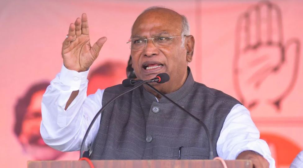 मनुस्मृति अपनाकर आपने पहले ही समाज बांट दिया… महाराष्ट्र में खरगे का बीजेपी पर पलटवार
