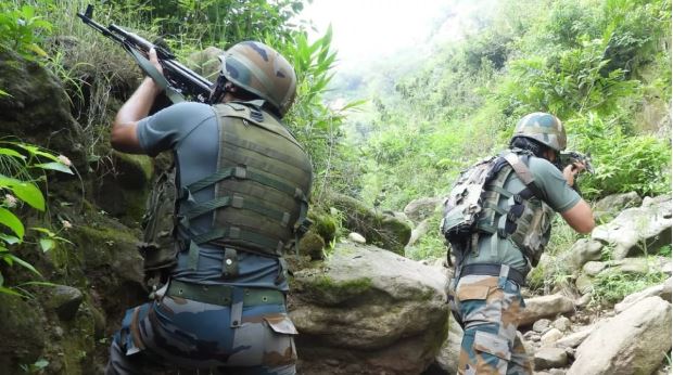 जम्मू-कश्मीर के कुलगाम में सुरक्षाबलों और आतंकियों के बीच मुठभेड़