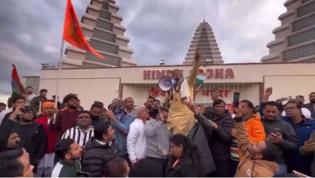 'बंटोगे तो कटोगे...' अब कनाडा में गूंजा नारा, मंदिर में हमले के बाद एकजुट हुए हिंदू