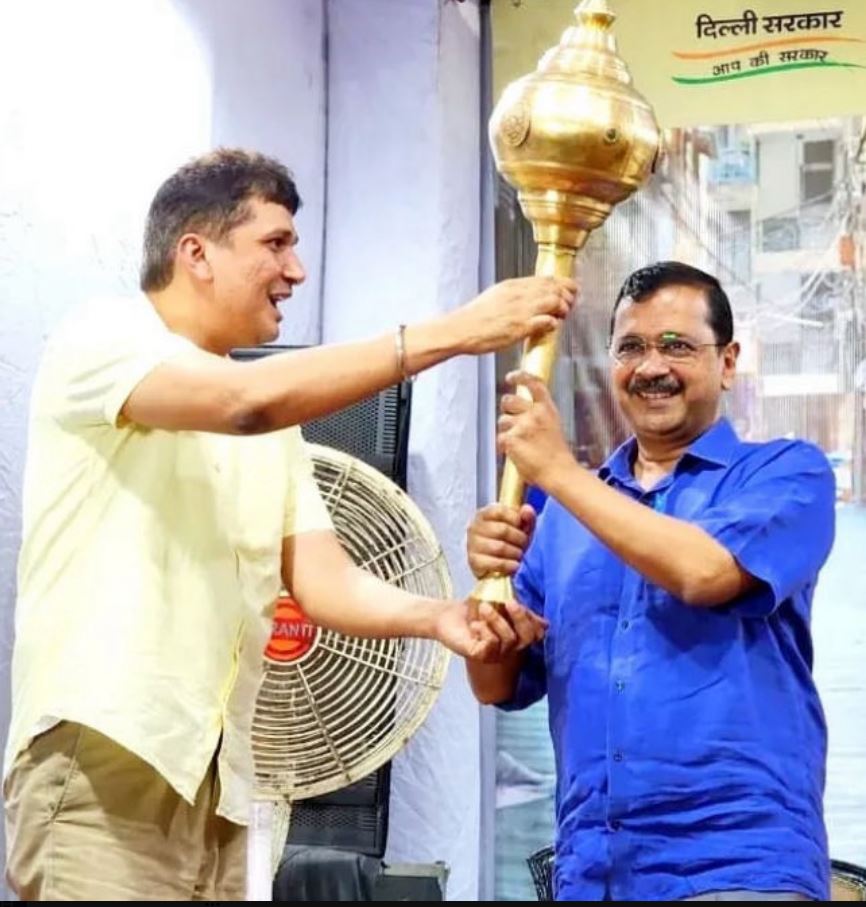 सौरभ भारद्वाज ने शेयर की केजरीवाल के साथ फोटो, आप छोड़ने की हो रही चर्चा