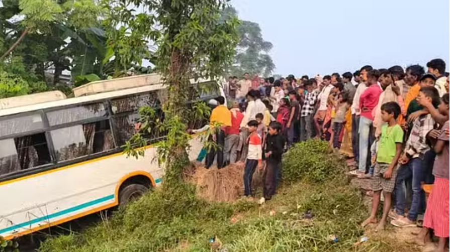 सीतामढ़ी: सड़क किनारे गड्ढे में गिरी यात्रियों से भरी बस, 12 घायल