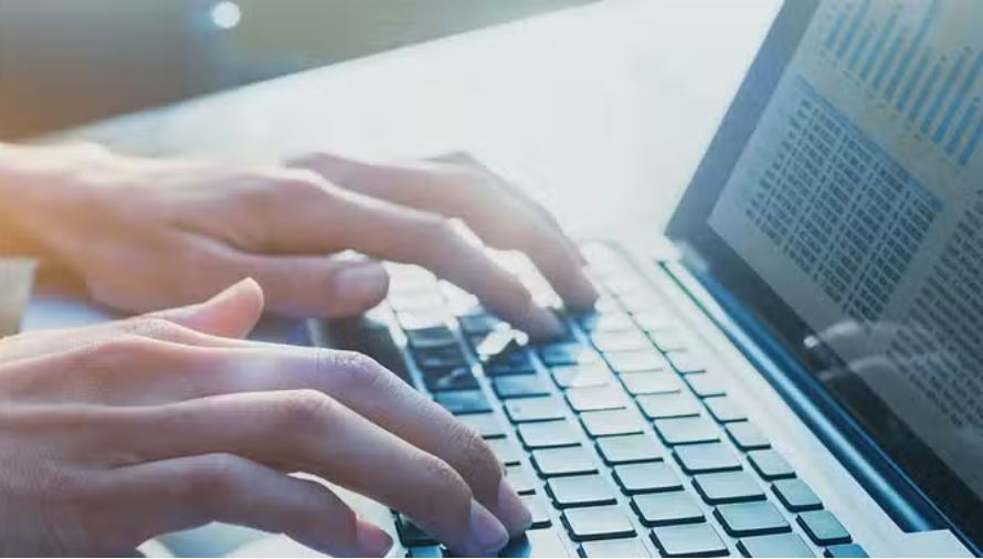 हरिद्वार: जिनको चलाना नहीं आता लैपटॉप, उन्हें भी बना दिया कंप्यूटर ऑपरेटर