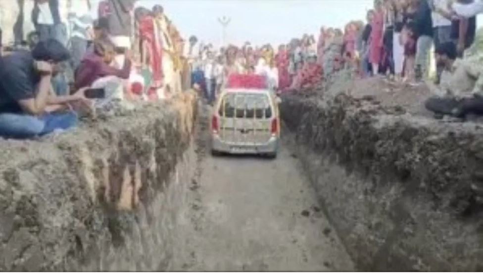 गजब तूफानी दिल्लगी! कार के अंतिम संस्कार में फूंके लाखों