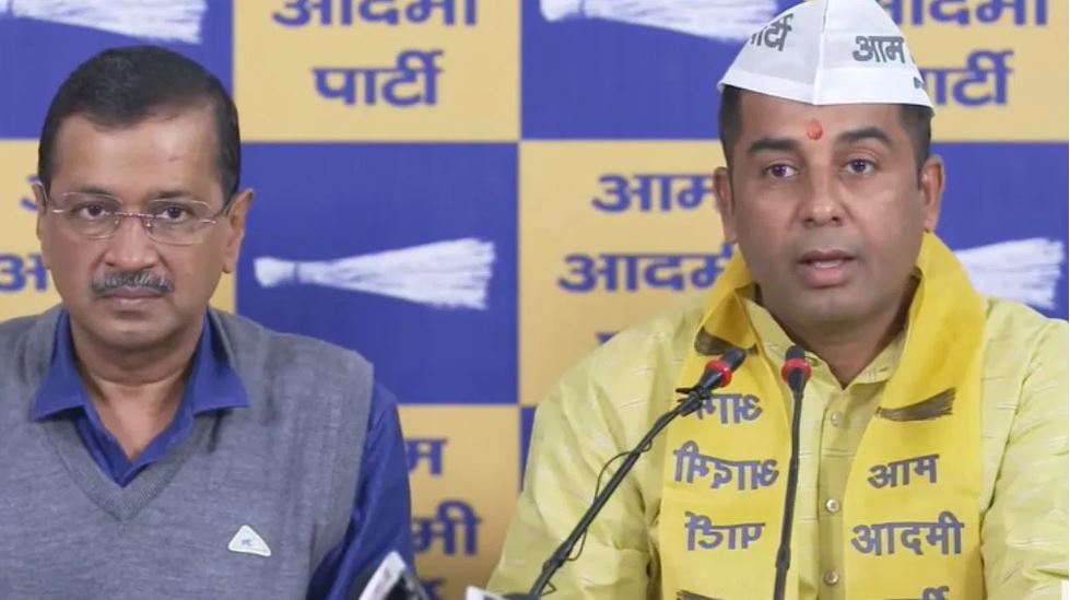 दिल्ली में बीजेपी को बड़ा झटका, पूर्व विधायक अनिल झा आप में शामिल