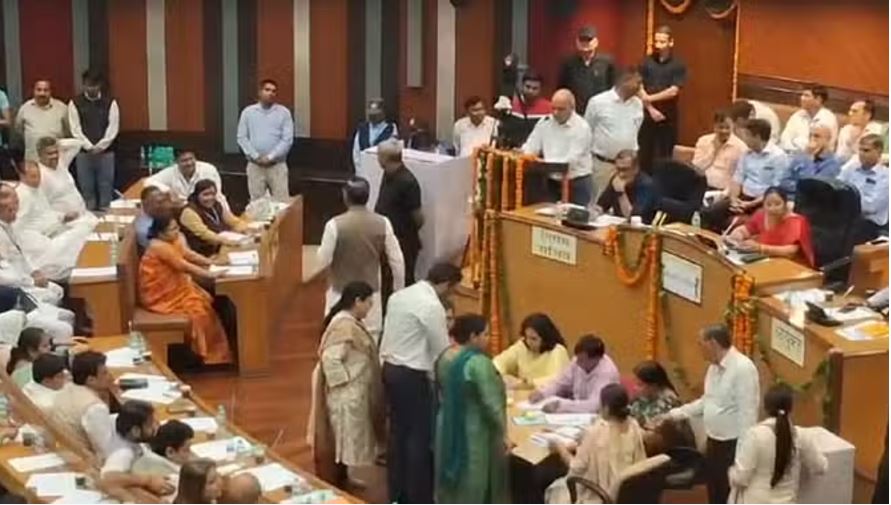 एमसीडी के मेयर व डिप्टी मेयर पद के लिए मतदान जारी, कांग्रेस ने किया बहिष्कार