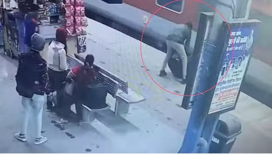 रुद्रपुर: चलती ट्रेन में चढ़ने के दौरान फिसलकर प्लेटफार्म के बीच फंसा यात्री, ऐसे बची जान