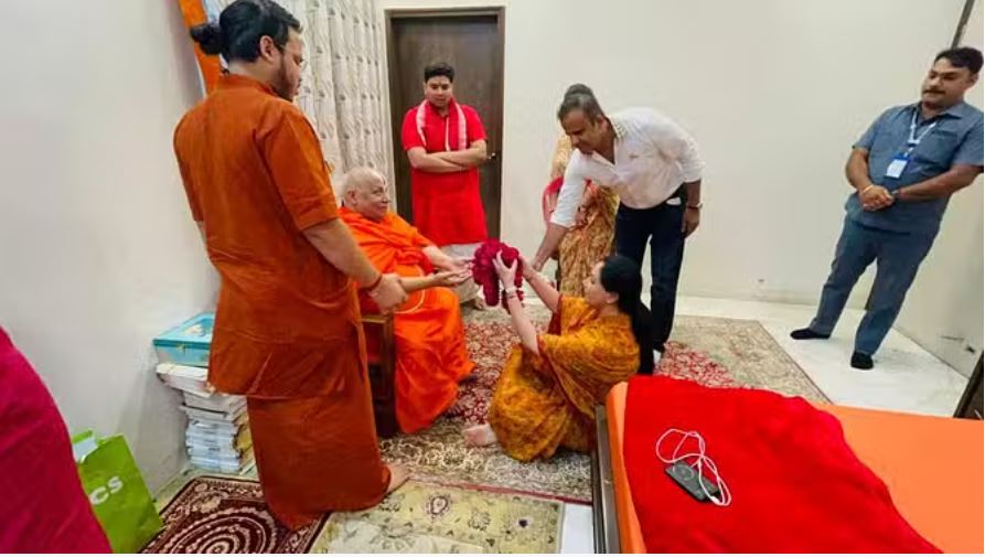 धारा 370 की बात मत करो, जल्द पाक अधिकृत कश्मीर भी हमारा होगा: रामभद्राचार्य