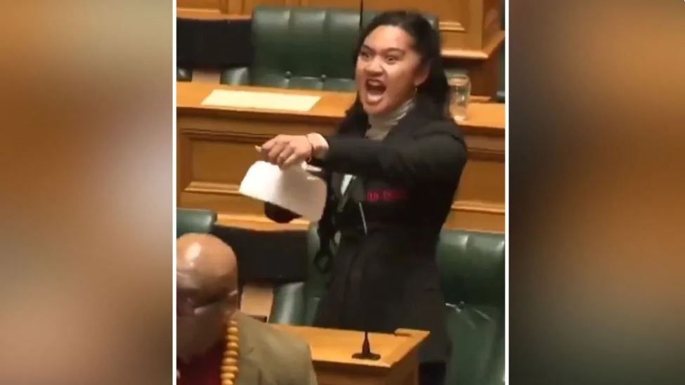न्यूजीलैंड की सांसद ने नाचकर फाड़ी विधेयक की कॉपी, ऐसी गरजीं कि हिल गया पार्लियामेंट