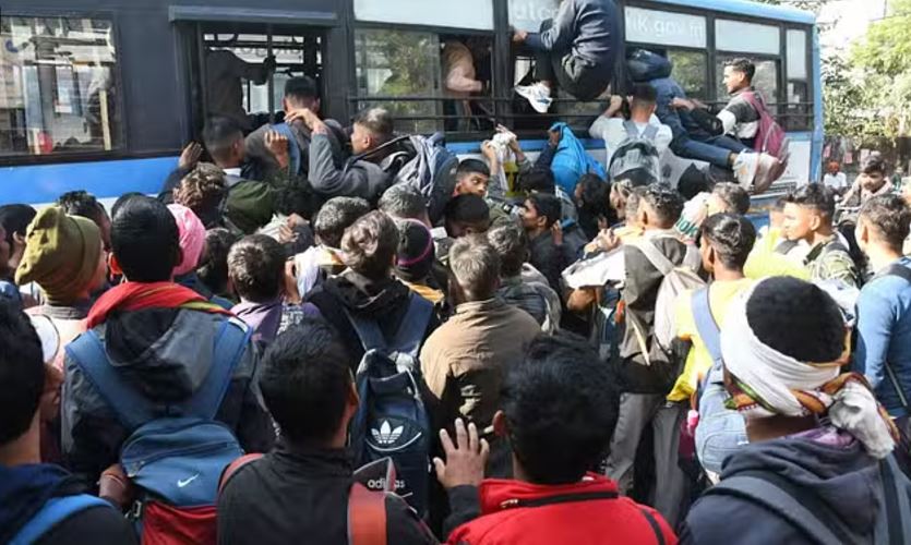 पिथौरागढ़ में सेना भर्ती के लिए यूपी से पहुंची युवाओं की भीड़, खचाखच भरी बसें