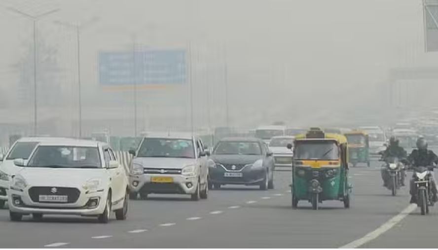 दिल्ली में प्रदूषण के कारण पेट्रोल, डीजल की इन कारों पर लगा प्रतिबंध